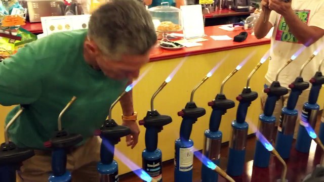 Record du monde d'extinctions de chalumeaux avec la langue