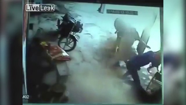 Une vache vient défendre sa maitresse et attaque ses agresseurs en Inde