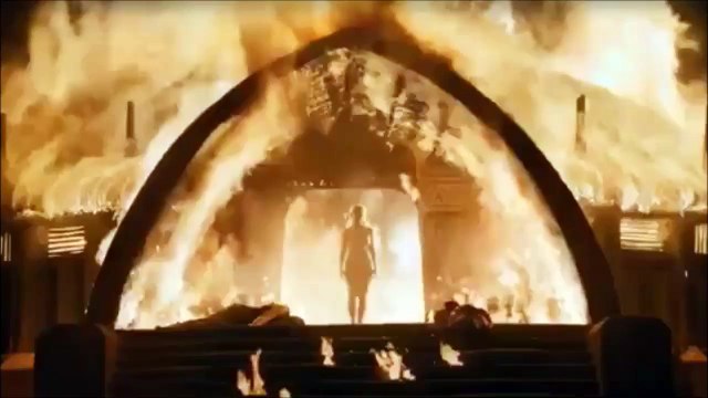 Emilia Clarke (Daenerys Targaryen) entièrement nue et sans doublure dans Game of Thrones (attention spoiler)