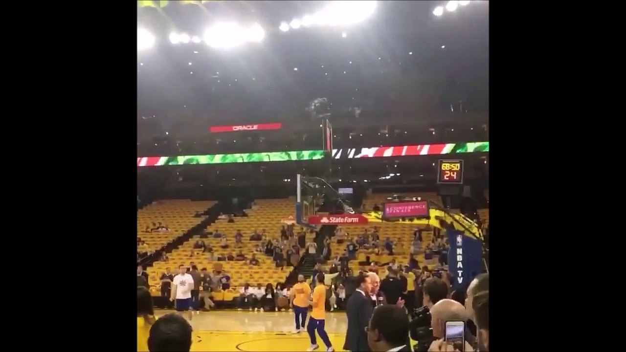 Stephen Curry met un panier impossible en rentrant aux vestiaires ! Quelle classe