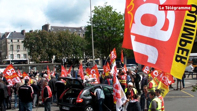 Quimper. 200 manifestants bloquent les voies