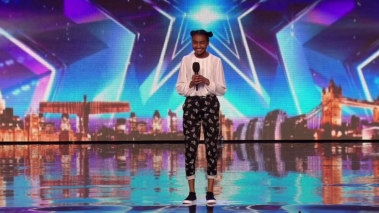 À 14 ans, elle monte sur la scène... dès qu'elle ouvre la bouche, les juges sont sans mots!