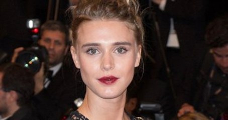 Fransız Model, Giydiği Elbiseyle Tüm Bakışları Üzerinde Topladı