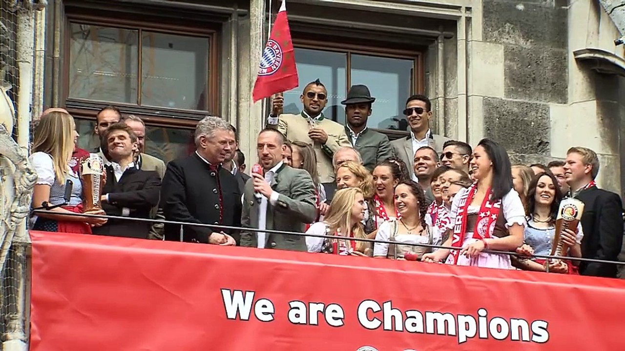 Quand Franck Ribéry essaye de chanter « Les Champs-Elysées » pour fêter le titre du Bayern Munich