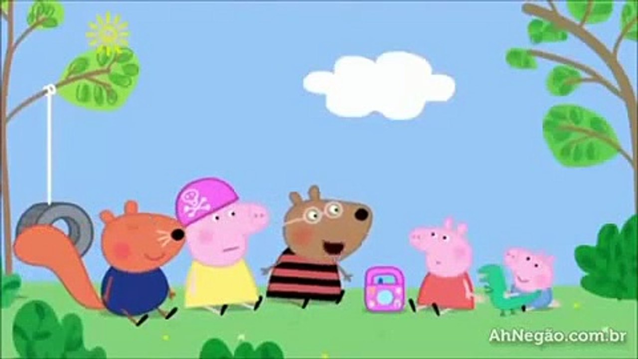 Peppa pig-ela senta na pica branca