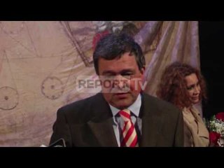 Report TV - Elbasan, incident në Teatrin Skampa, në prani të Raunig