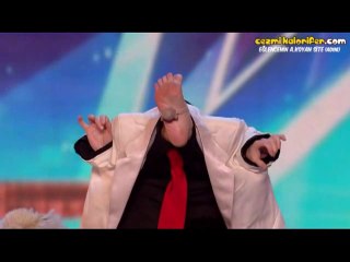 Ayaklarıyla Bi Garip Gösteri Yapan Sahne Sanatçısı