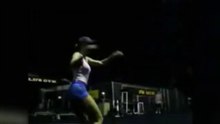 La fille de Jean-Claude Van Damme aussi flexible que son père ? tel père, telle fille !