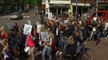 Scholieren Maartens College protesteren voor eerlijke kleding - RTV Noord