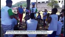 Banda de Congo Tambor Jacaranema aguarda a chegada da Tocha Olímpica na Prainha, em Vila Velha