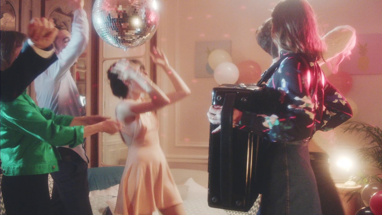 TO PARTY À LA FRANÇAISE