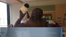 Tout fraîchement papa, il a trouvé une manière bien atypique de présenter sa fille