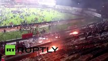 Turquía - fanáticos de fútbol incendian su propio estadio