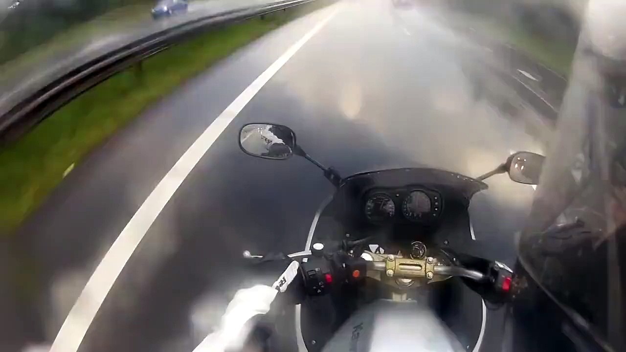 Motociclista safasse de forma incrivel de lençol de agua enorme!
