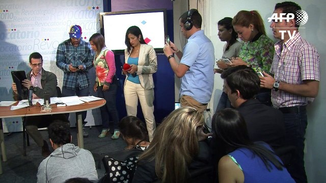 Capriles pede que militares se decidam