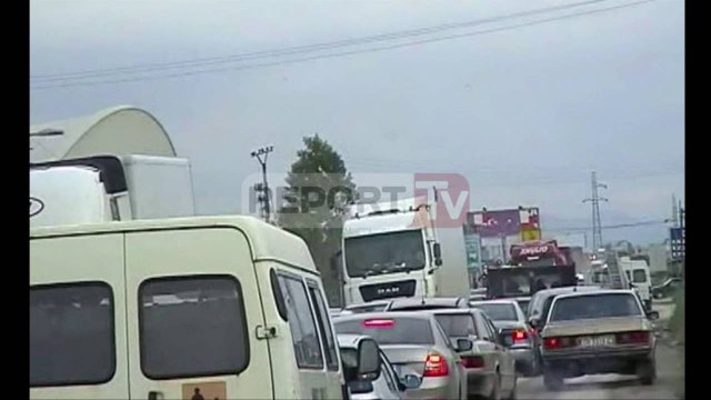 Report TV - Bllokohet aksi Fushë Krujë- Thumanë, radha e makinave 15 km