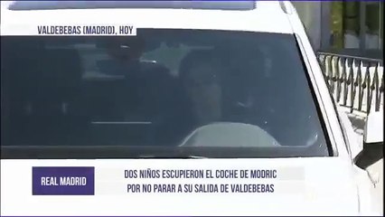 ¡Dos niños escupen el coche de Luka Modric porque no se para a firmar autógrafos!