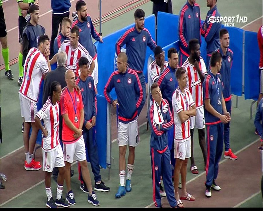 Οι παίκτες της ΑΕΚ σηκώνουν το κύπελλο Ελλάδας