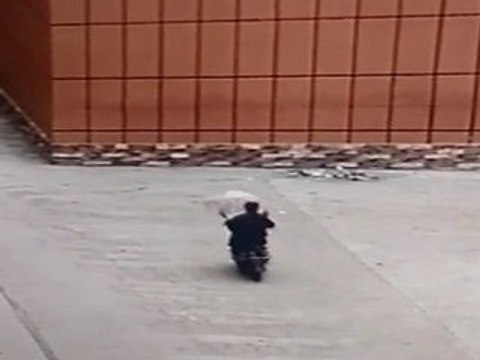 Ne jamais téléphoner sur un scooter...