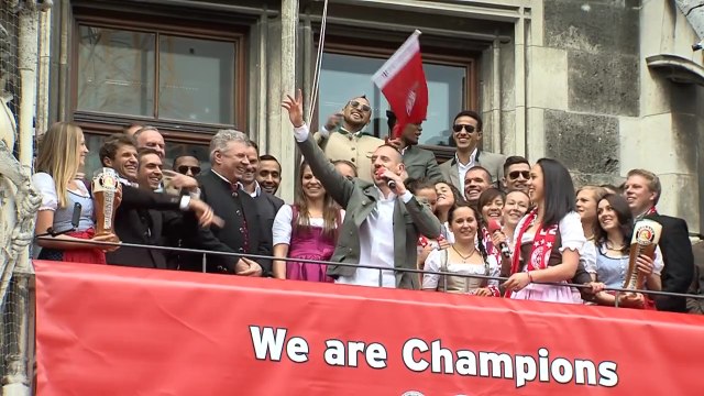 Franck Ribéry massacre la chanson Champs Elysées de Joe Dassin