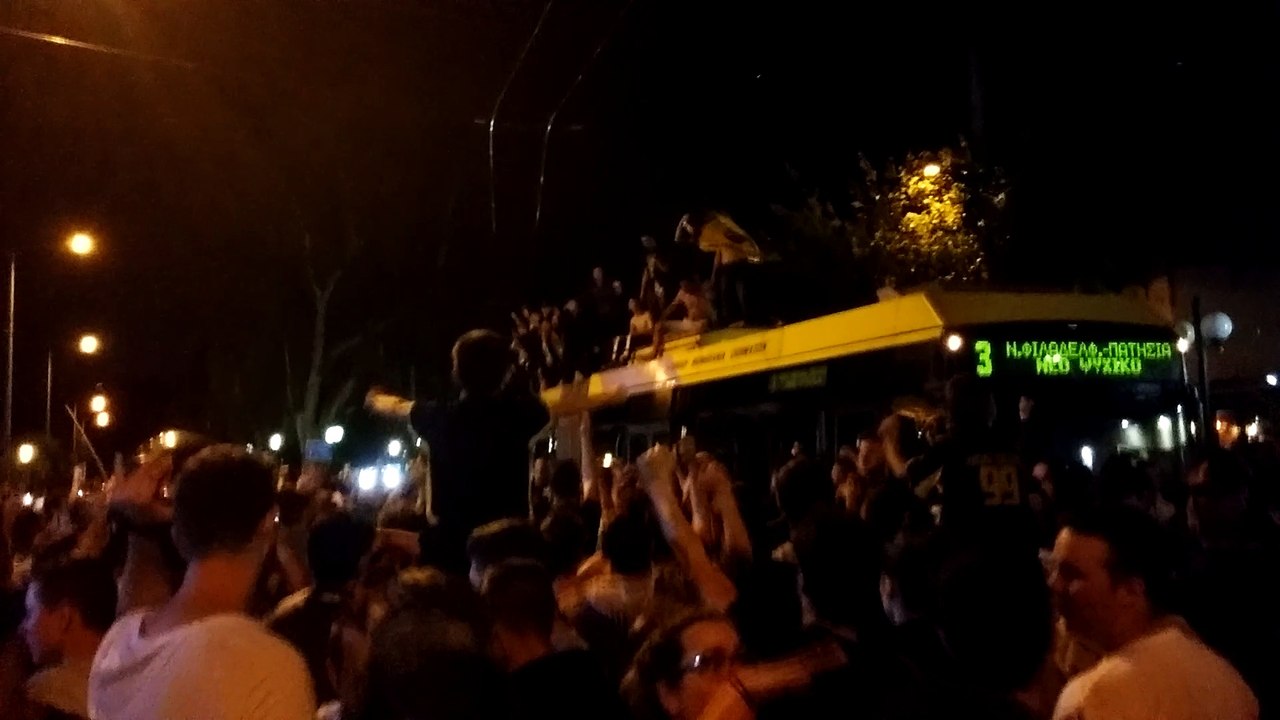 Πανηγυρισμοί για το Κύπελλο πάνω στο τρόλεϊ!