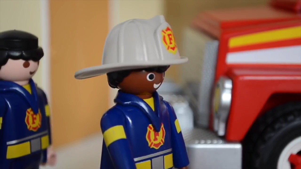 Pig George da Familia Peppa Pig Apagando Fogo com Caminhao de Bombeiro!!! Em Portugues