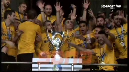 The time of administration and the rise of the cup by Aravidis. - Η στιγμή της απονομής και η ύψωση του κυπέλλου απο τον αραβίδη.