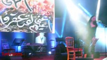 شاب تونسي يصعد الي خشبة مسرح قصر المؤتمرات لاهداء وردة الى الفنانة السورية فايا يونان (فيديو)