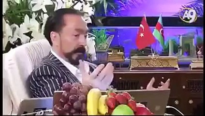 داعية إسلامي شهير يقدم درساً دينياً لراقصات وفنانات إغراء