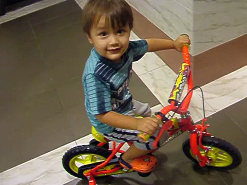 25 12 08 Oliver on his new bike