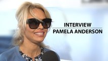 EXCLU Alerte à Malibu : Pamela Anderson nous en dit plus sur son rôle dans le film