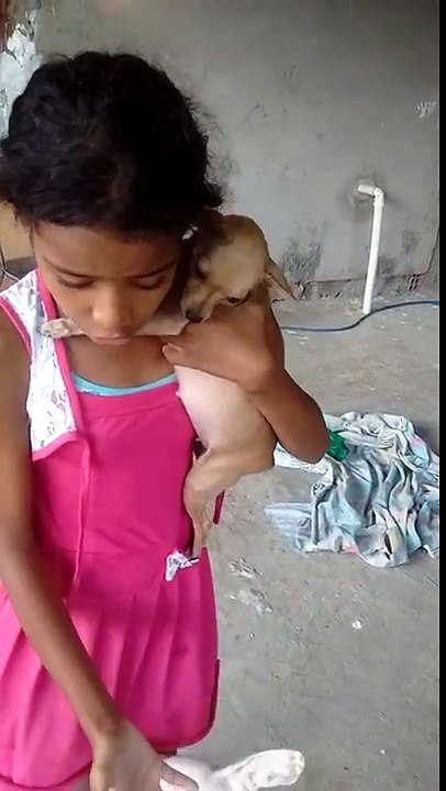 Menina brincando com uma petibul !