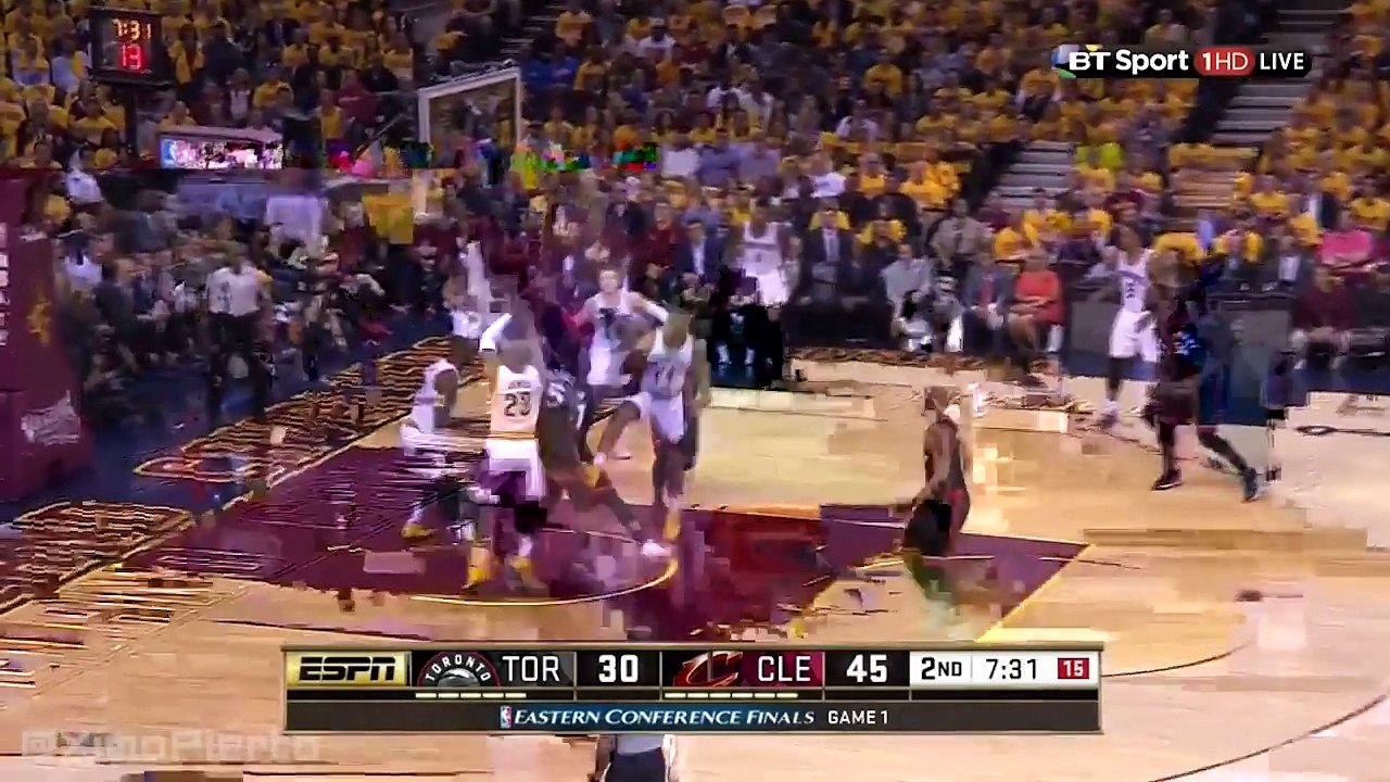 LeBron James claque un dunk monstrueux