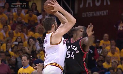 Kevin Love met un coup de coude à Patrick Patterson