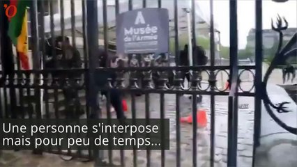Scène de guerilla urbaine mardi aux Invalides