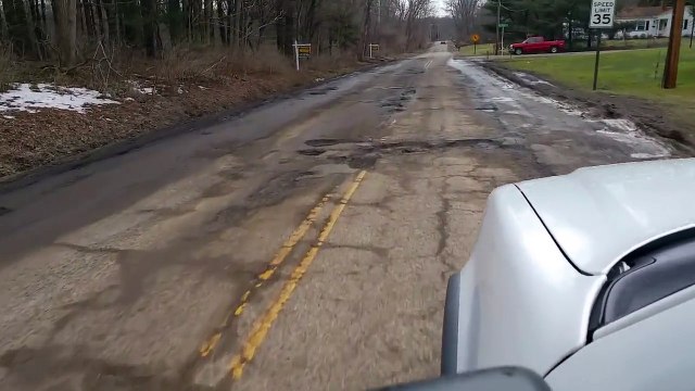 Ce conducteur filme la route détruite faute d'argent dans sa ville aux Etats-Unis