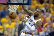 Lebron James écrase un gigantesque dunk avec la faute contre les Raptors (Game 1 2016)