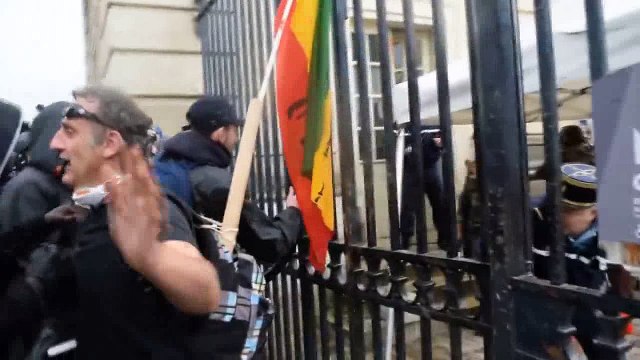 Paris - Les images des casseurs qui attaquent les gendarmes et qui révoltent les Français - Regardez