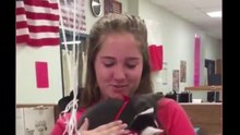 Une enseignante est triste après le décès de son chat...des élèves lui offre 2 chatons