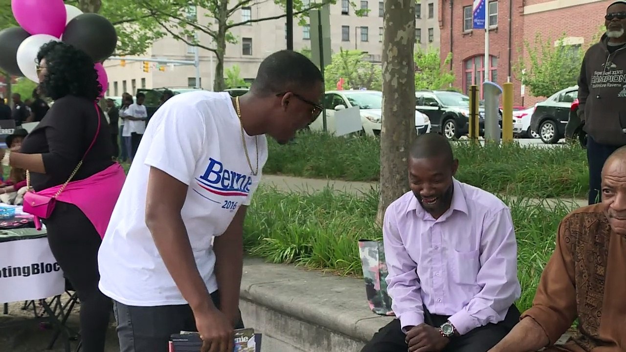 Junger Schwarzer kämpft für Bernie Sanders