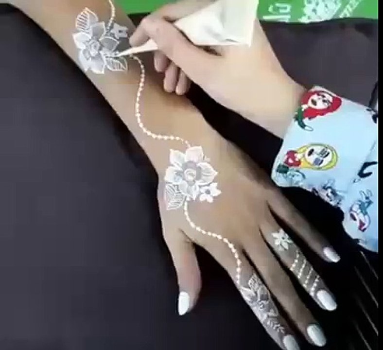 التاتو بالحنا البيضاء