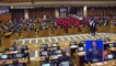 Afrique du Sud: Une violente bagarre éclate au Parlement entre des députés et le service d'ordre - Regardez