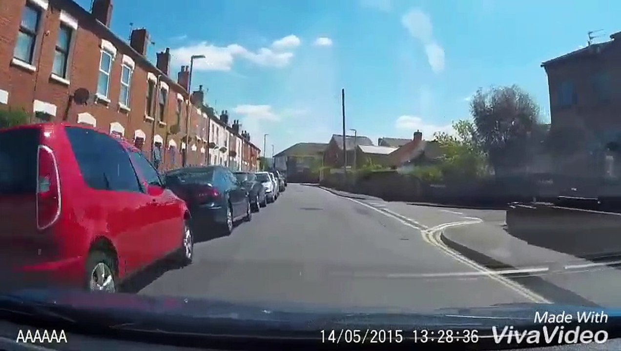 Une voiture roule à pleine vitesse avec un homme sur le capot !