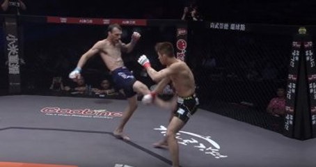 Rakibine Tekme Atmak İsterken Bacağı Kırıldı