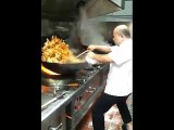Ce cuisinier manipule le plus gros wok du monde avec une facilité déconcertante