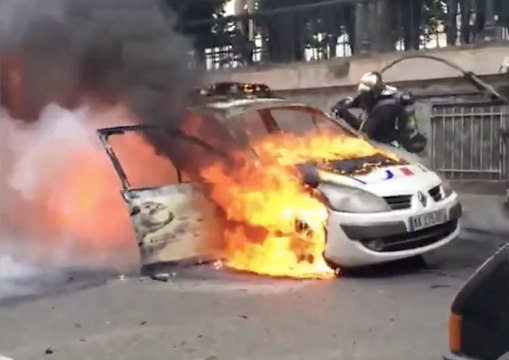 Une voiture de police incendiée en marge de la manifestation des policiers à Paris