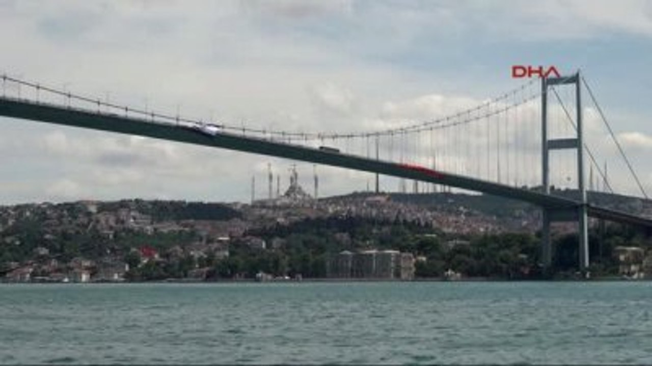 Boğaziçi Köprüsü'ne Beşiktaş Bayrağı Asıldı