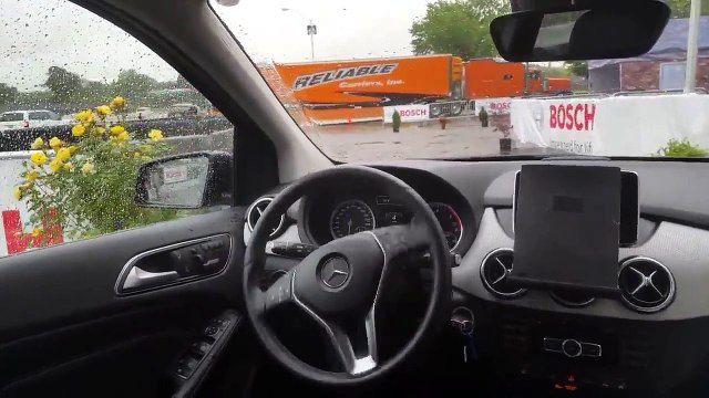 Cette voiture conduit et se gare seule sur le parking en pilote automatique !