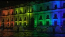 Palacio de la Moneda en Chile se ilumina con los colores de la diversidad sexual