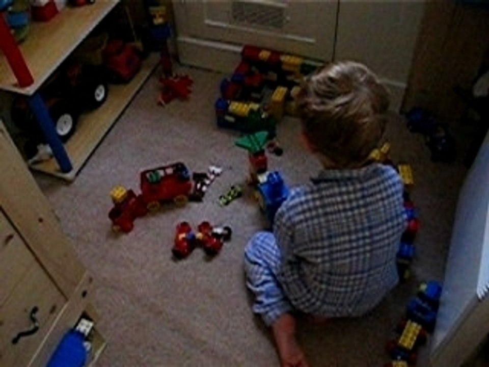 Antoine joue aux legos 01 juillet 2007